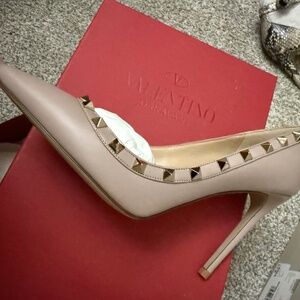 VALENTINO GARAVANI Rockstud Patent Leather Pumps In Poudre